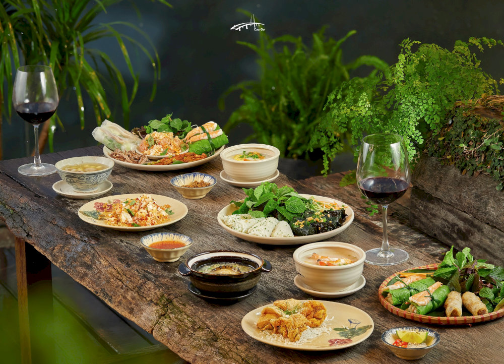 Recognized by the Michelin Guide for its consistency and presentation, it’s a great place to introduce visitors to traditional flavors in a modern setting